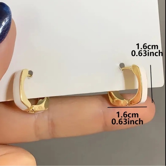 ✨Zara Adelaide Pearly Gold Square Huggie Earrings - Picture 2 of 4